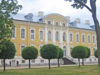 Blick von der Parkanlage aufs Schloss 