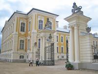 ein Seitenflügel des Barock- und Rokokoschlosses Rundale 