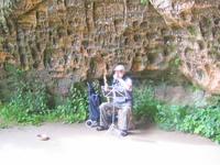 ein Musiker in der Gutmannshöhle 