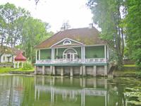 Die Terrasse ist auf Stelzen gebaut. 