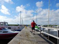 Blick auf Schiffe im kleinen Hafen von Dereva