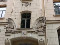 Drachen über dem Eingang eines Jugendstilhauses