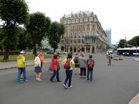 Gruppe unterwegs mit Stadtführerin Nora in Riga