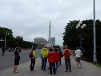 Gruppe vor der Statue der Freiheit