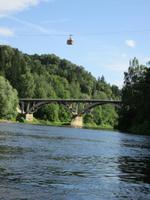 Blick auf die Brücke mit Gondel