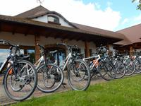 Fahrräder vor dem Ragana Ekris (Restaurant)