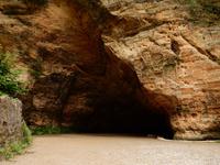 Grotte auf dem Weg von Turaida zur Paddelboottour