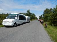 erster platter Reifen und Vytautas kam zurück zum Fahrradtausch
