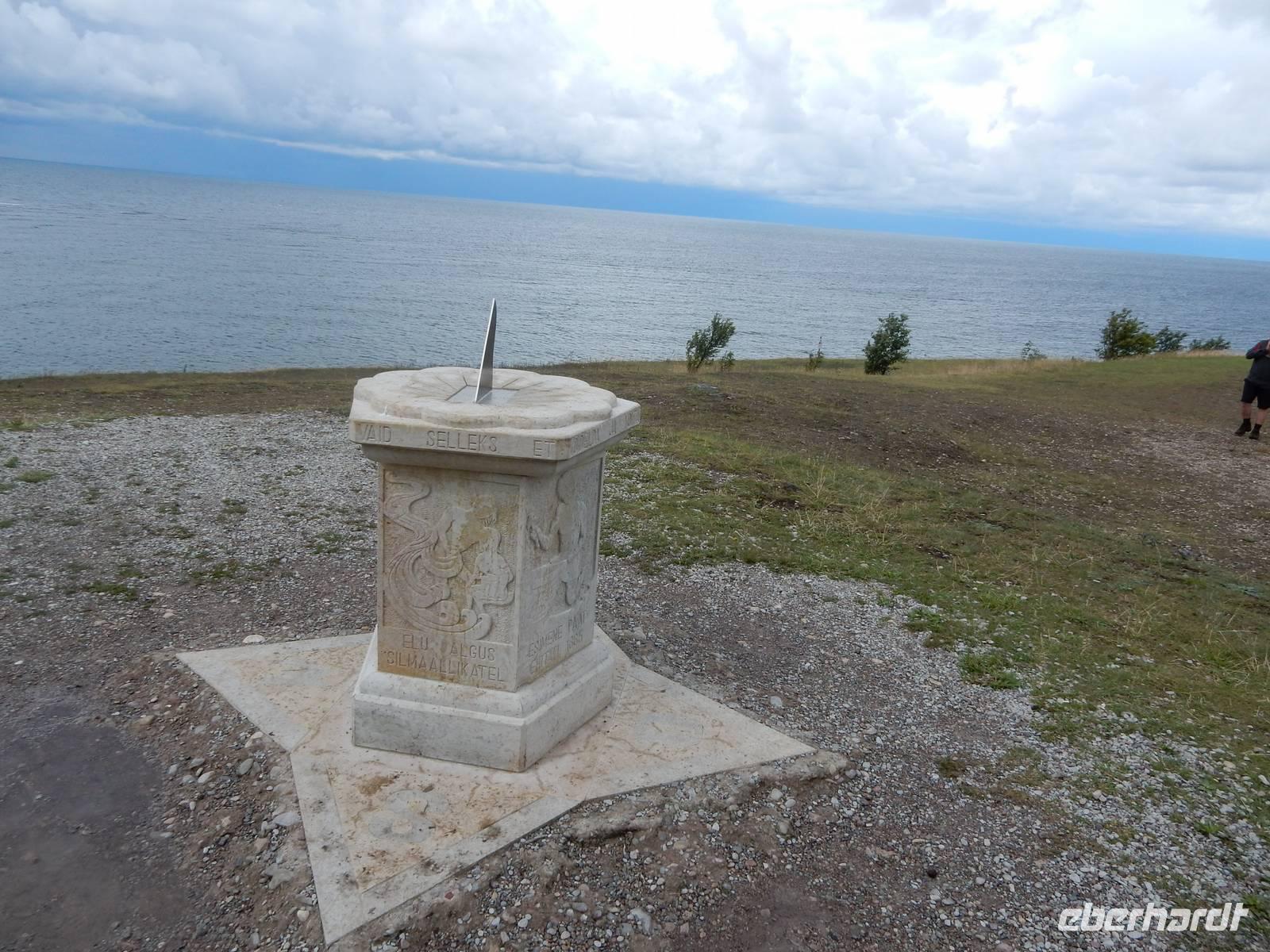 Sonnenuhr in Panga vor der Steilküste