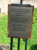 Sigulda: Burg, Hinweisschild auf die Burg des Livländischen Orden