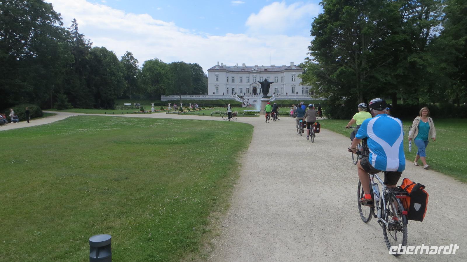 Durch den Park zum...