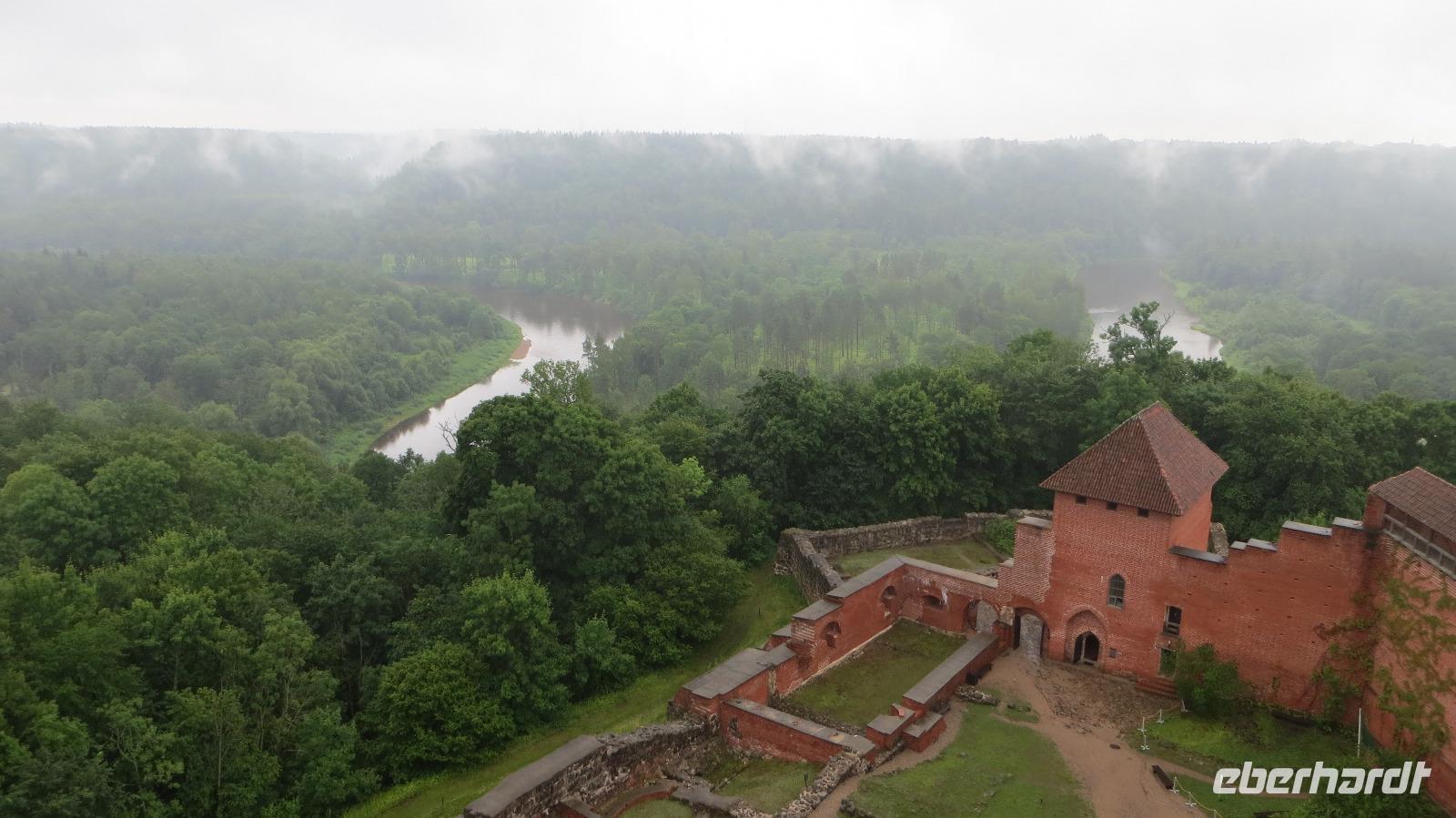 Besichtigung der Burg von Turaida mit Blick auf den Fluss Gauja im gleichnamigen Nationalpark