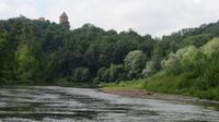 Kanufahrt im Gauja Nationalpark mit Blick zur Burg von Turaida
