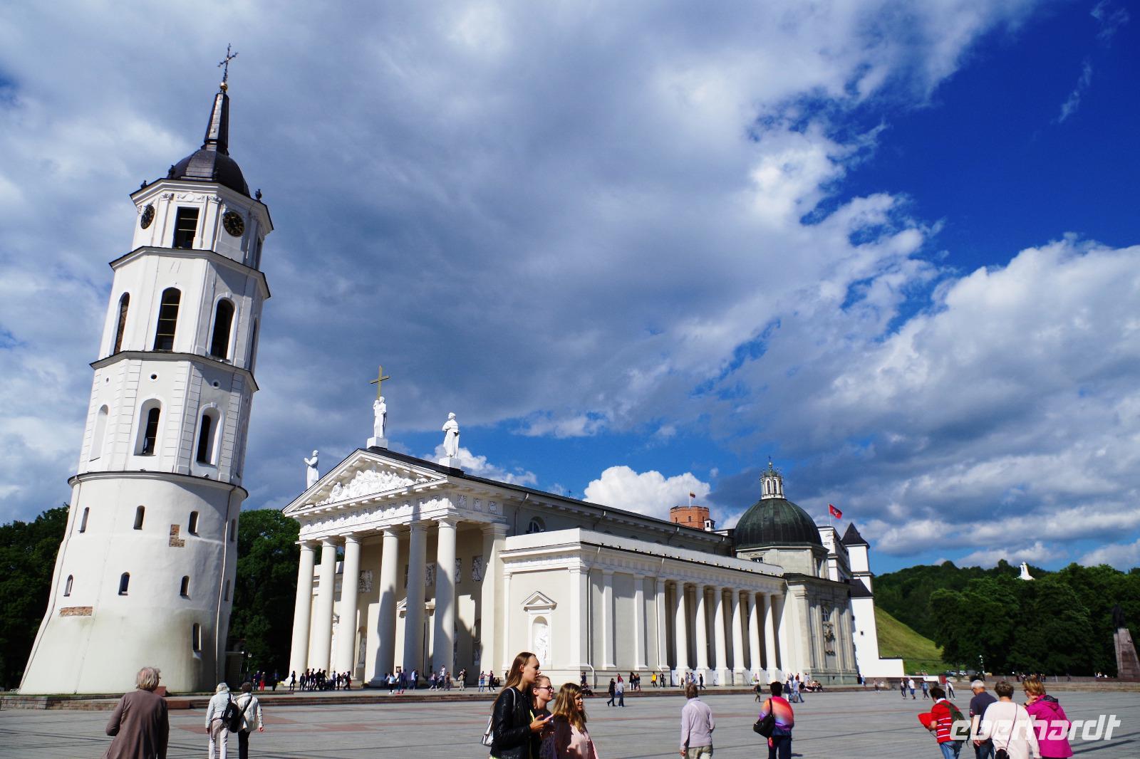 Vilnius - Glockenturm und St.-Stanislaus- Kathedrale