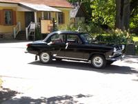 Hochzeitsauto vor der Burg von Turaida