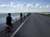 Radfahrt über den Damm auf die Insel Saaremaa