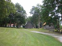 Vor der Karja Kirche auf Saaremaa bei Angla