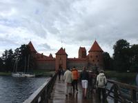 über die Holzbrücke zum alten Wasserschloss