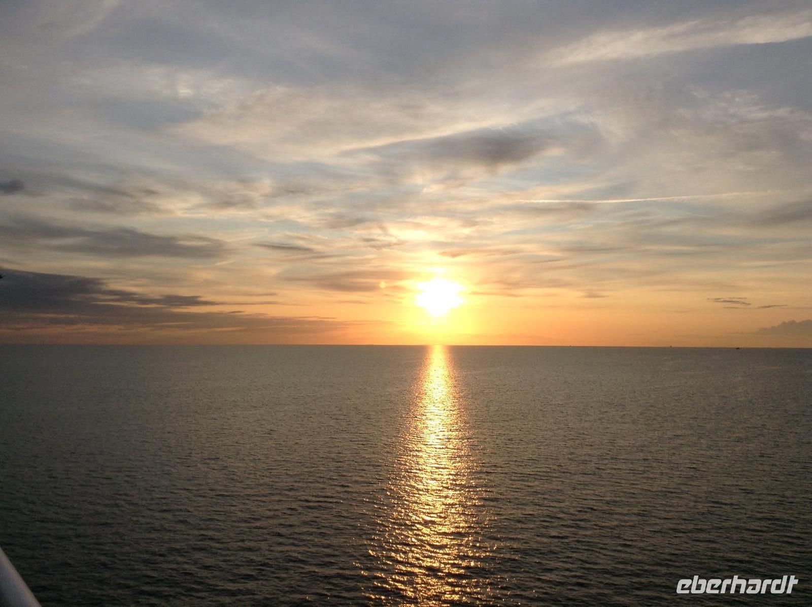 und noch ein schöner Sonnenuntergang auf dem Meer