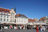 Buntes Treiben auf dem Marktplatz