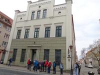  Vor der ehemaligen grünen Apotheke in Memel