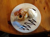  Kleiner Imbiss in Rundale. Bratapfel mit Eis