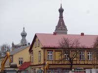Holzhäuser vor der orthodoxen Kirche in Pärnu