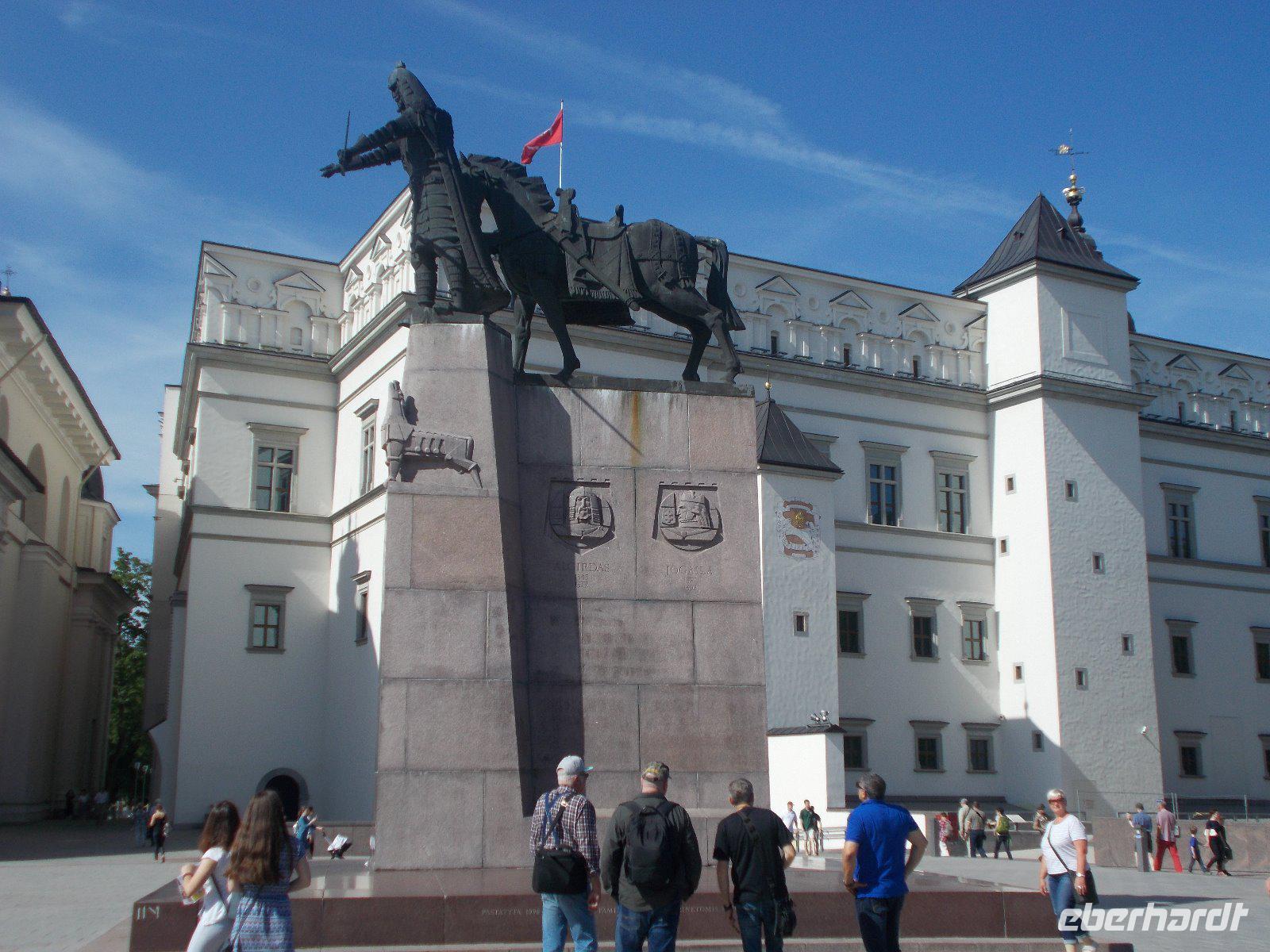 DSCN0759  Großfürstenpalast und Gediminasstatue