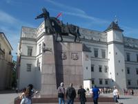 DSCN0759  Großfürstenpalast und Gediminasstatue