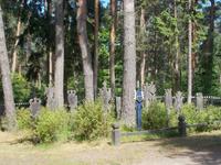 DSCN0835 Grabkreuze am Fuß aufgestellt