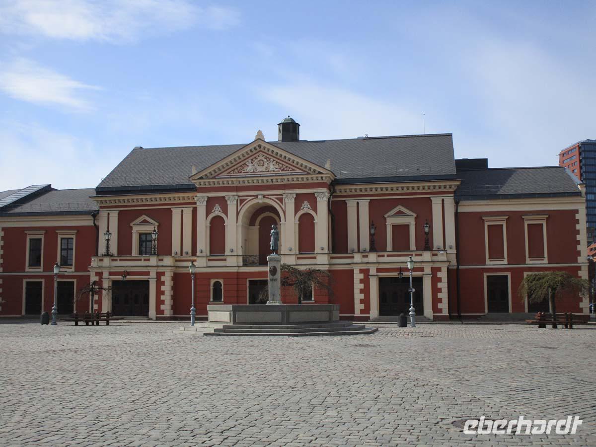 Der Simon Dass Brunnen mit Ännchen von Tharau vor dem Theater in Memel