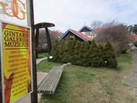 Am Bernsteinmuseum in Nidden