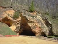 Vor der Gutmannshöhle