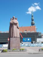 DSCN3905  Statue am Busplatz
