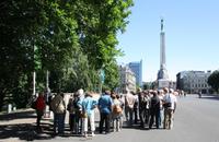 Reisegruppe am Freiheitsdenkmal in Riga