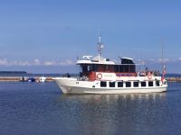 Mit diesem Schiff gleiten wir entlang der Wanderdünen auf der Kurischen Nehrung