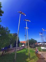 Interessante Inseldekoration sind die früheren Hausschilder