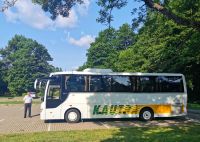 Unser Bus mit Busfahrer, der übrigens Bernstein heißt