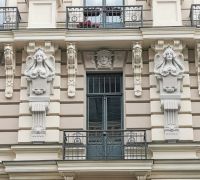 Barbusige junge Damen an einer Hausfassade in Riga