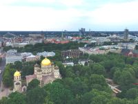Blick aus der Skybar des Hotels auf die abendliche Kulisse von Riga