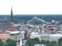 Turm der Petrikirche, der Fluß Daugawa und die moderne neue Bibliothek von Riga