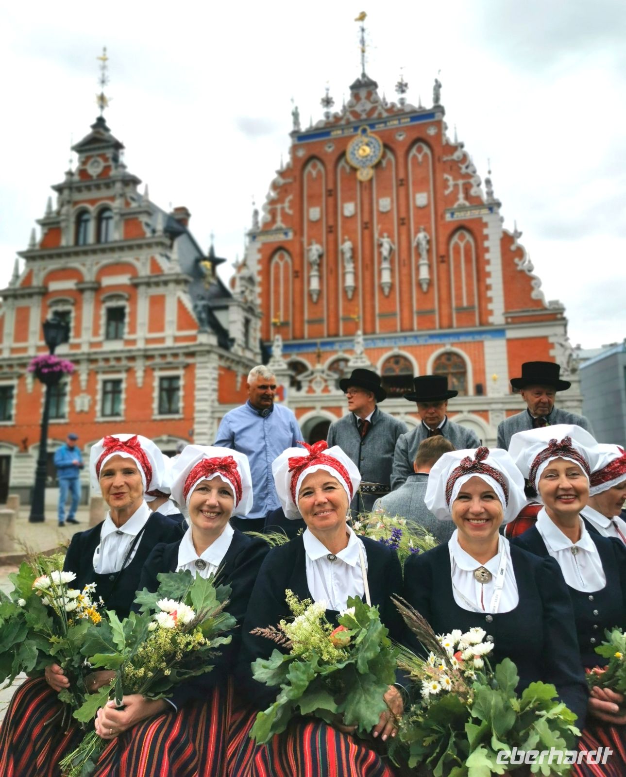 Trachtengruppe vor den Schwarzhäüpterhäusern