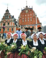 Trachtengruppe vor den Schwarzhäüpterhäusern