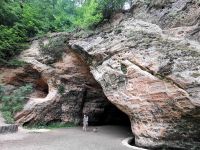 Höhle im Gauja Nationalpark mit Wunderwasser