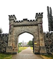 Eingangstor zum Schloß Sigualda