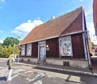Romualda vor einem Holzhaus in Pärnu