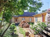 Auf Saaremaa findet man viele alte Holzhäuschen