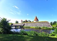 Wehrmauern und Burgwall der Arensburg in Kuressaare 