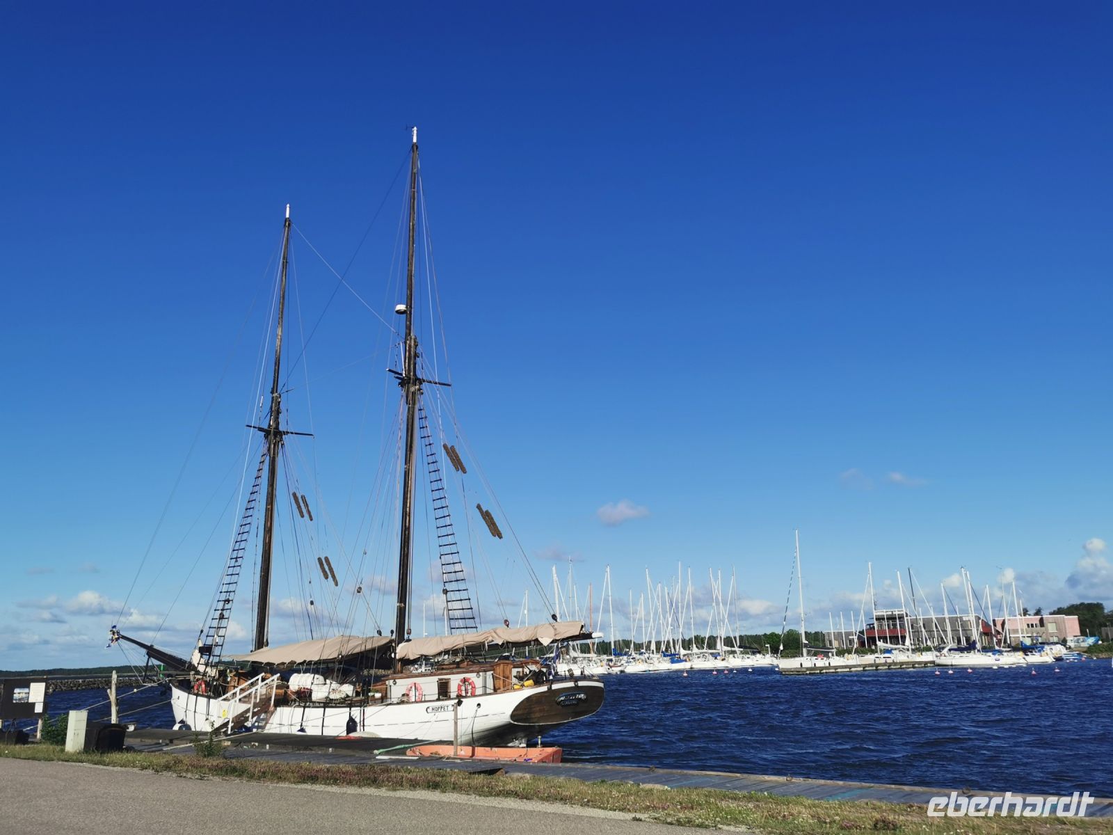 Ein Schiff liegt in Kuressaare 