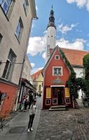 Heilige Geist Kirche und kleine Gassen in Tallin